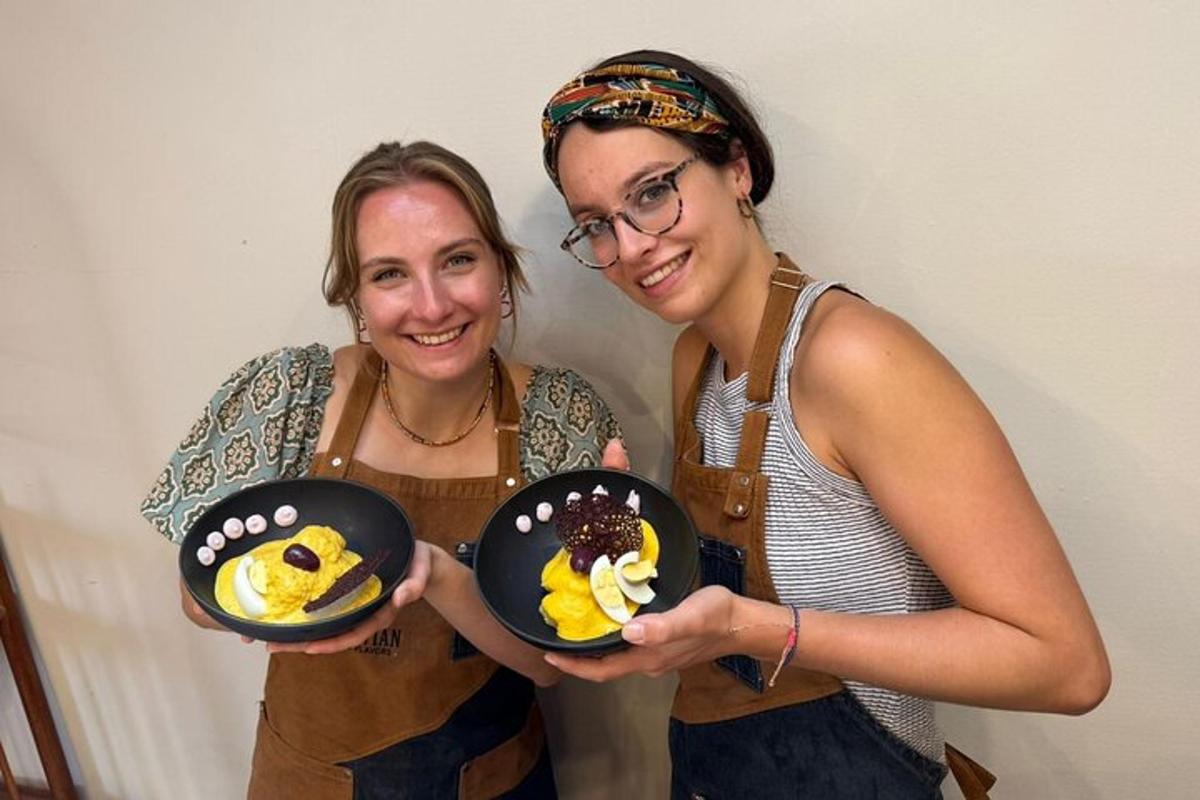 due donne che tengono in mano piatti di cibo