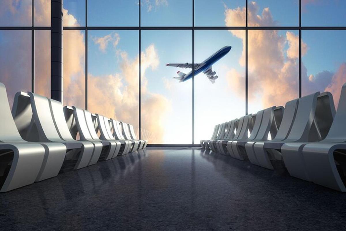 um terminal de aeroporto com um avião voando no céu