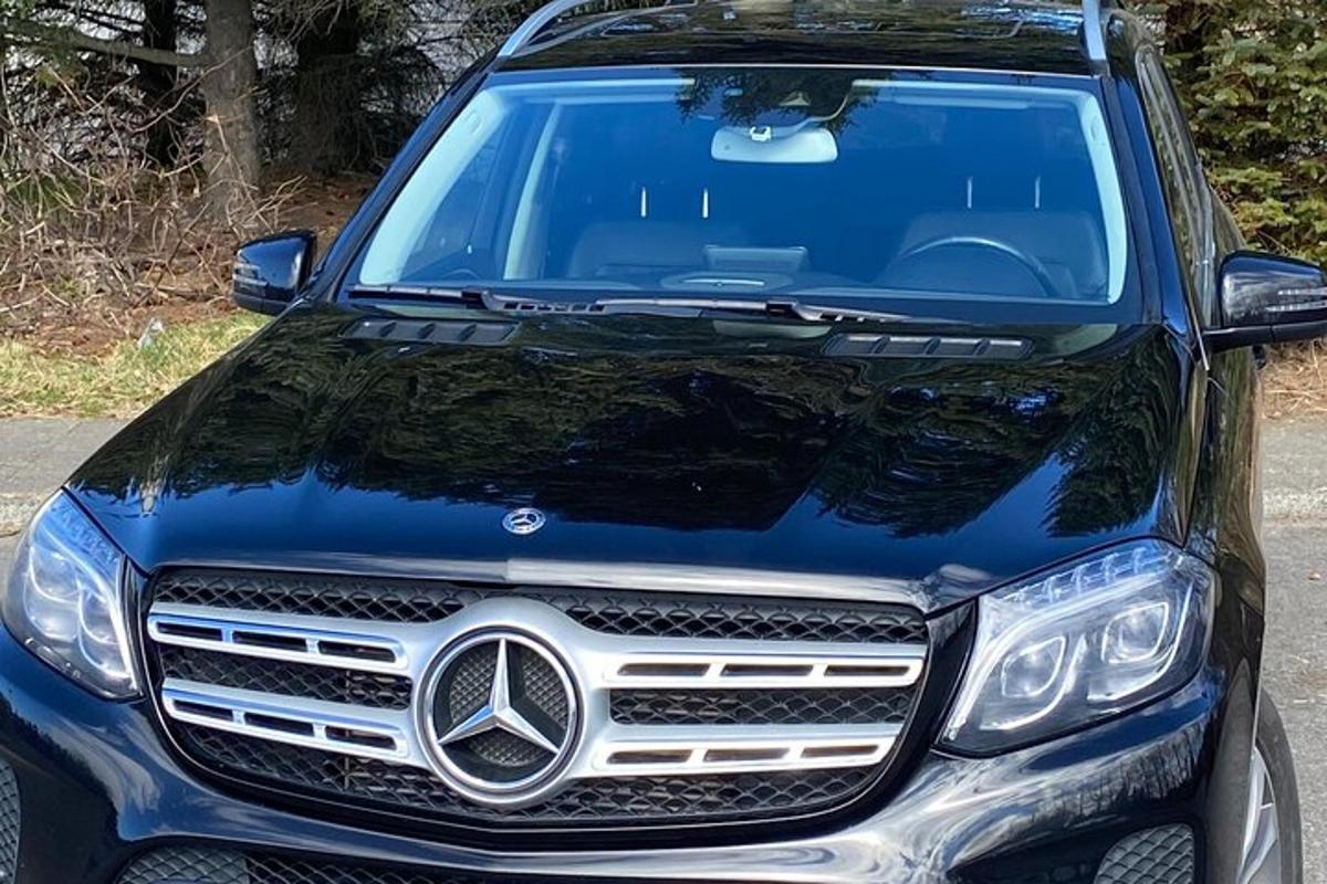 un'auto Mercedes Benz parcheggiata su una strada