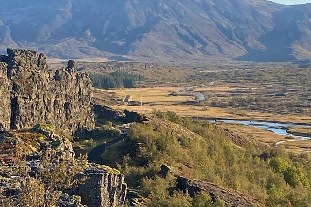 pogled na dolino z reko in gorami