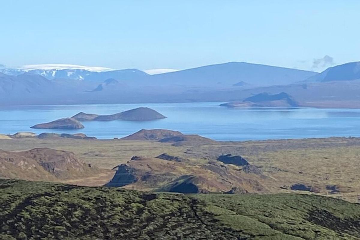 un grande specchio d'acqua con le montagne sullo sfondo