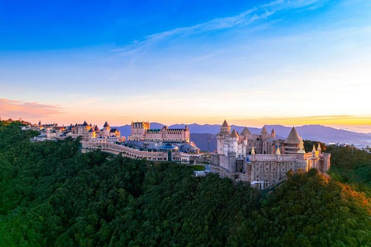 uma vista aérea de um castelo em uma colina