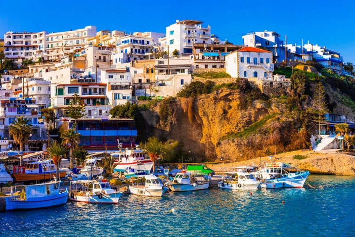 Un grupo de barcos atracados en un puerto con edificios.