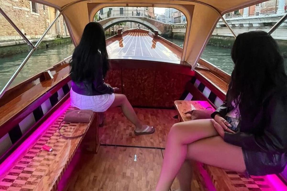 due donne sedute su una barca in acqua