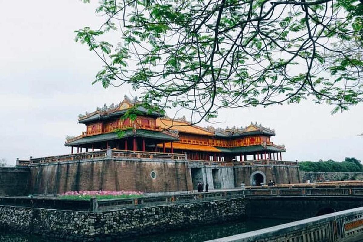 un edificio asiatico sulla riva di un fiume