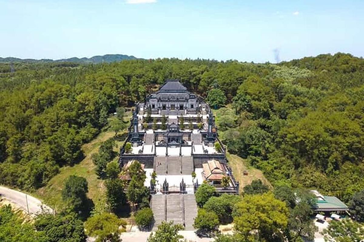 una vista aerea di un edificio in mezzo a una foresta