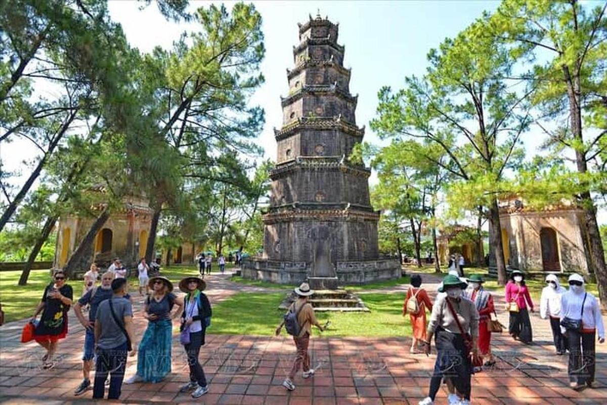 un gruppo di persone che camminano davanti a una torre