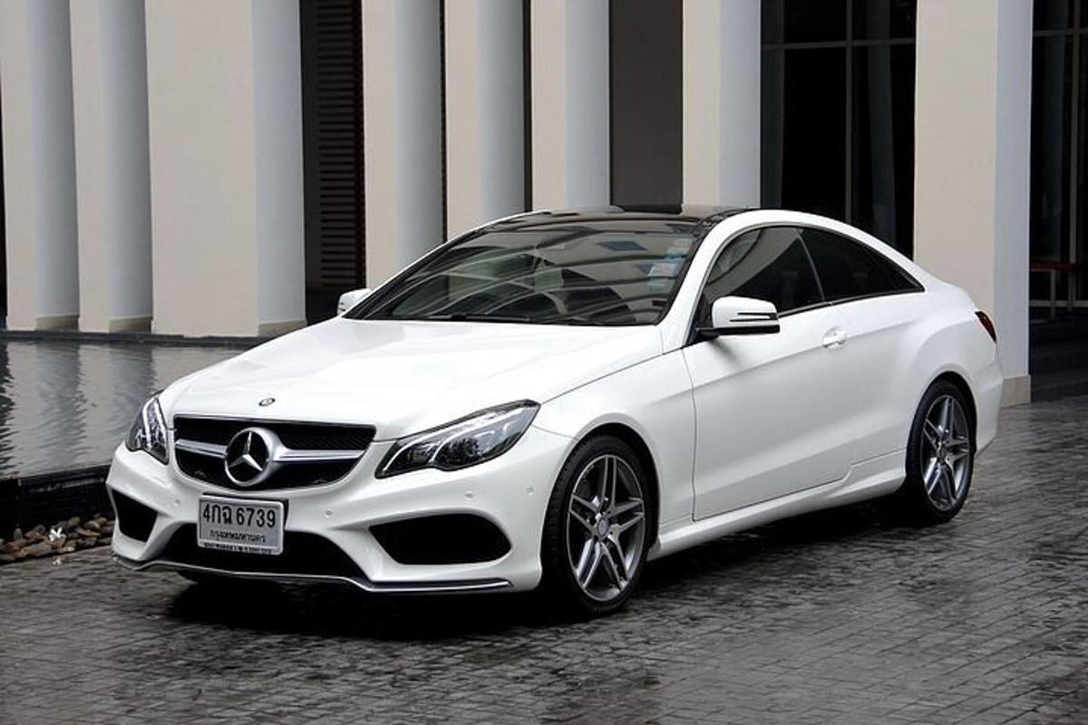valge auto pargitud hoone ette