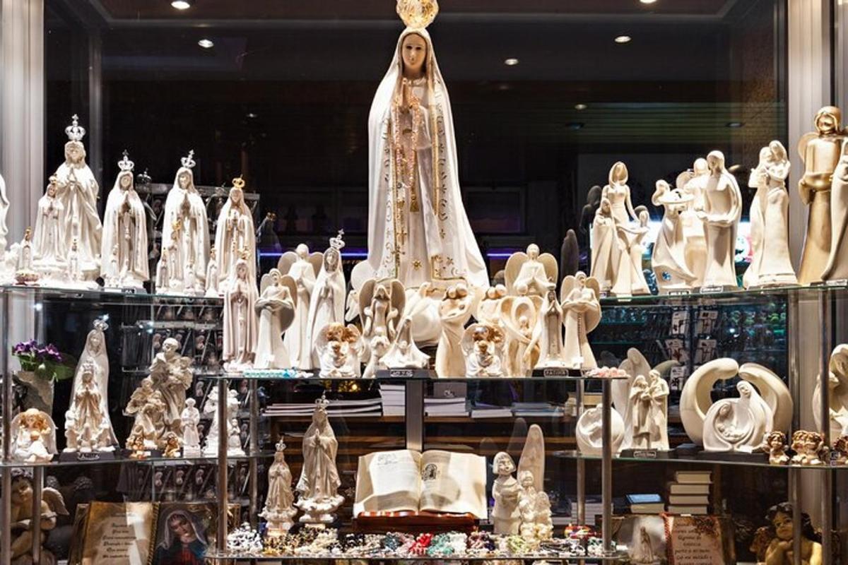 uma vitrine cheia de estatuetas brancas e um vestido de noiva