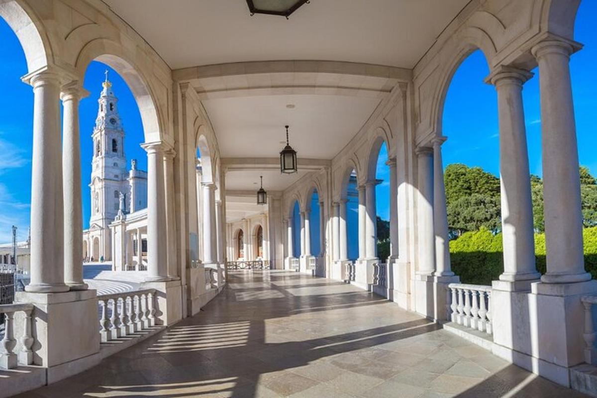un grande edificio bianco con colonne e una torre dell'orologio