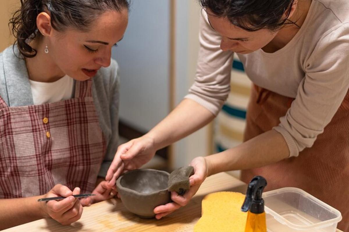 duas mulheres em uma cozinha preparando comida em uma tigela