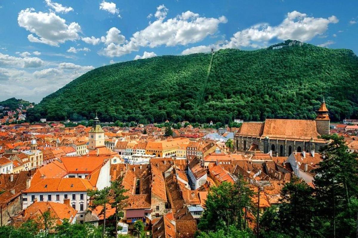 vaade linnale, mille taustal on küngas