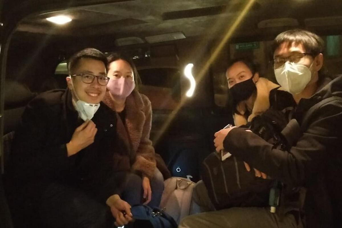 skupina lidí s rouškami v autobuse