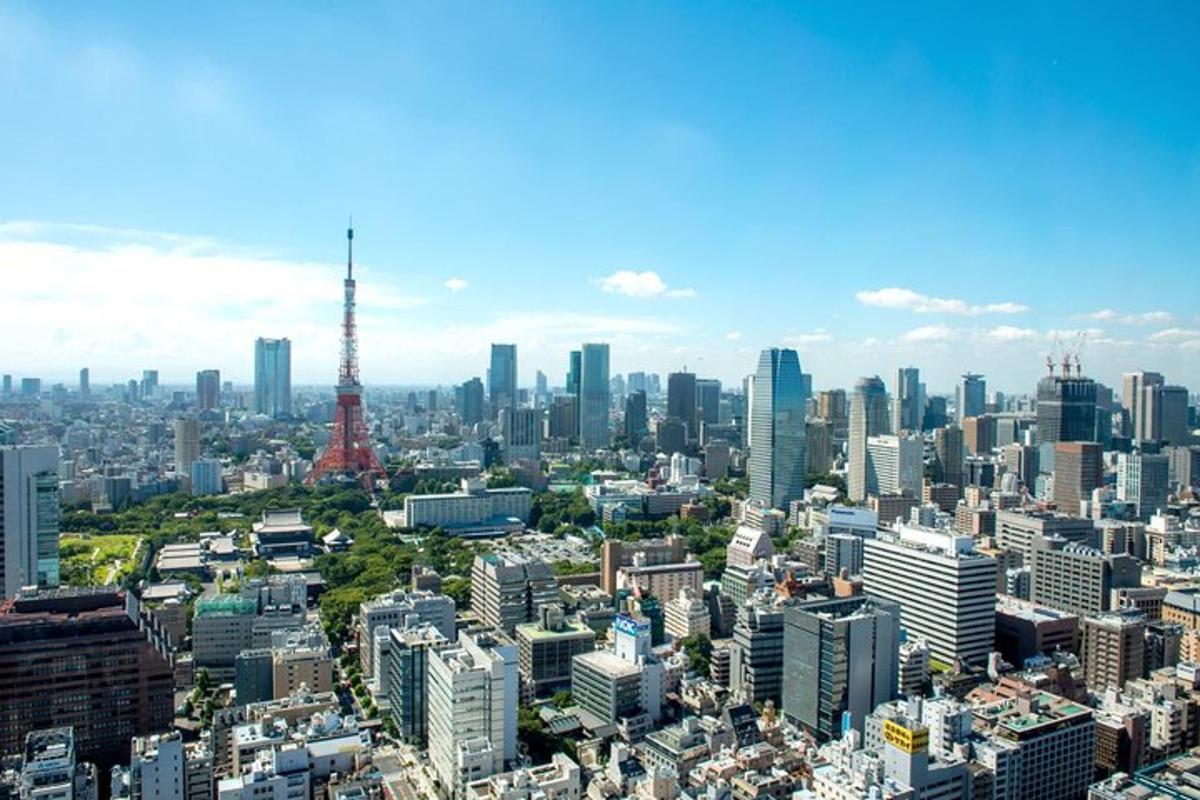egy város légi felvétele az Eiffel-toronnyal