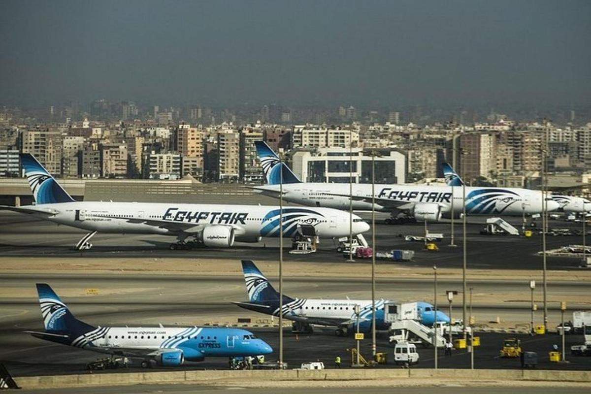 un gruppo di aerei parcheggiati sulla pista di un aeroporto