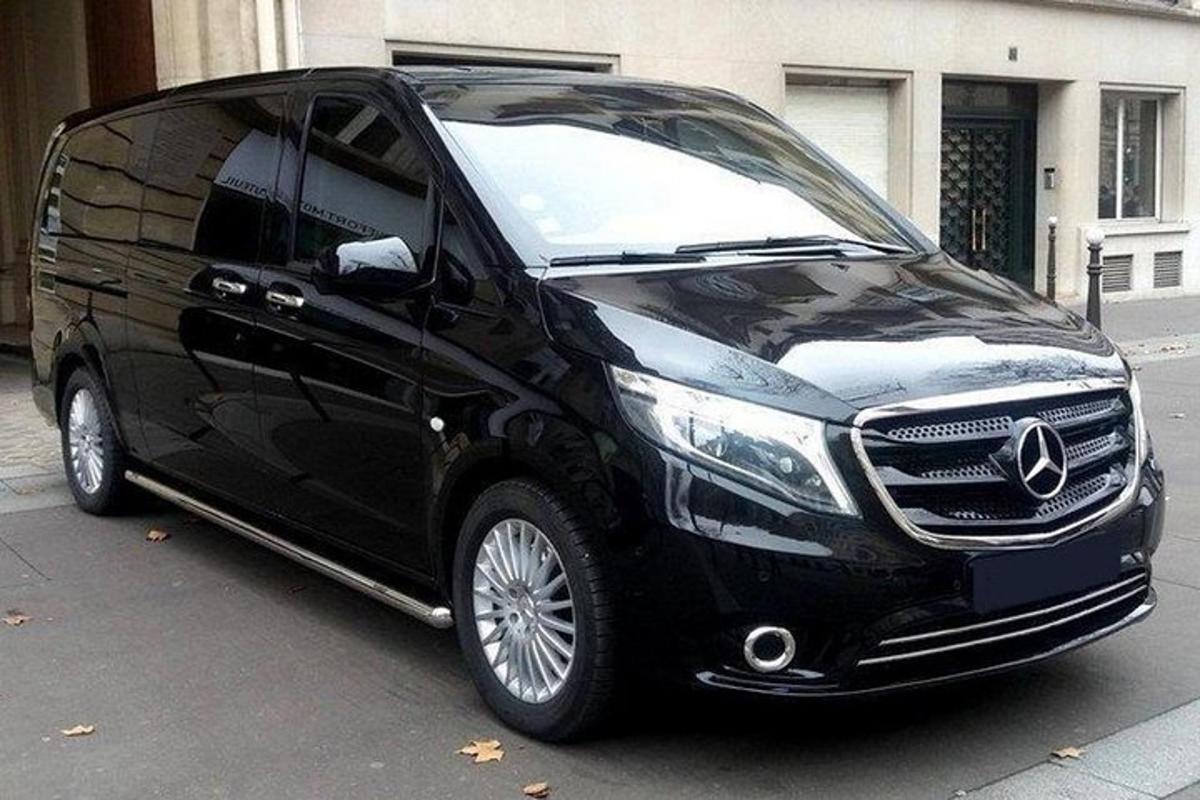 tänaval pargitud must Mercedes-Benzi kaubik