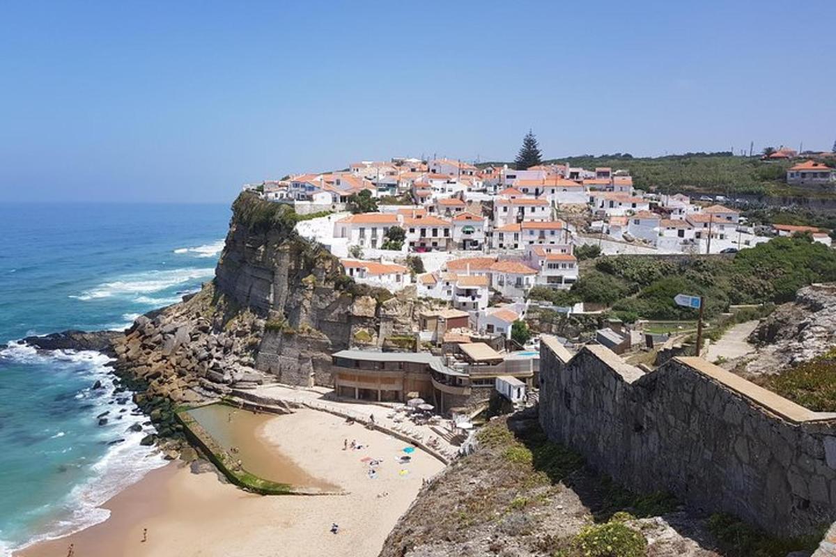 un pueblo en lo alto de un acantilado con playa