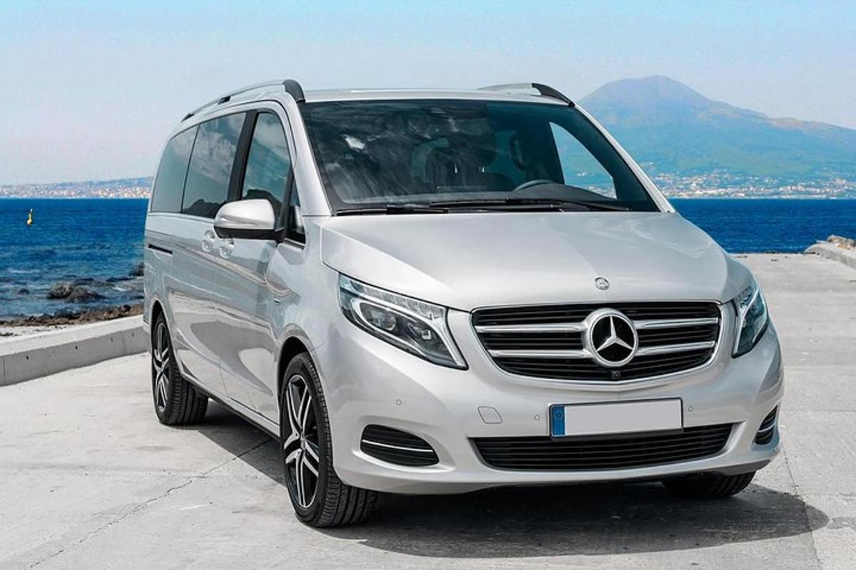 Ένα λευκό βαν Mercedes Benz παρκαρισμένο δίπλα στον ωκεανό