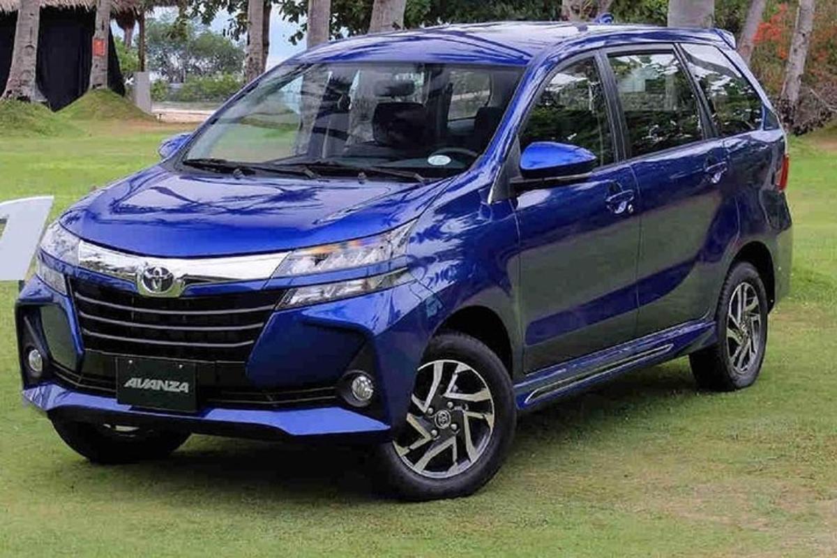 Una Toyota Fortuner azul estacionada en el césped