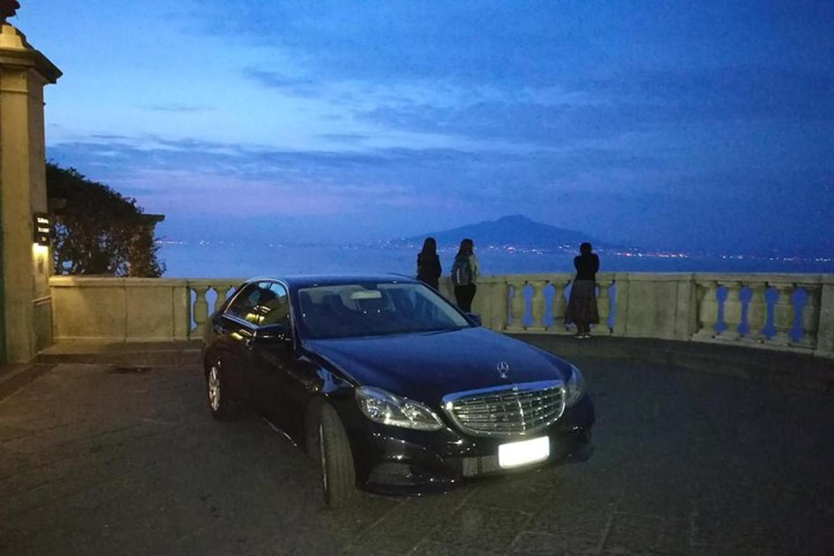 一辆黑色汽车停在夜间的街道上