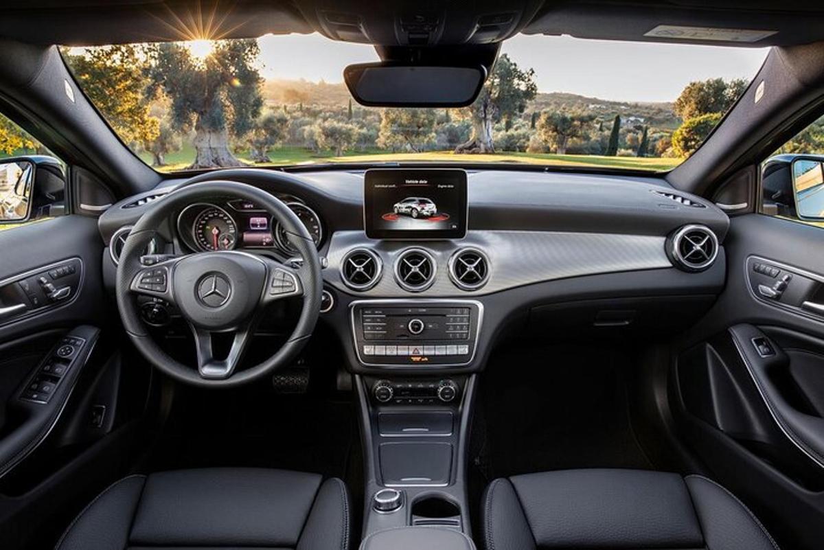 Μια άποψη του πιλοτηρίου ενός αυτοκινήτου Mercedes-Benz