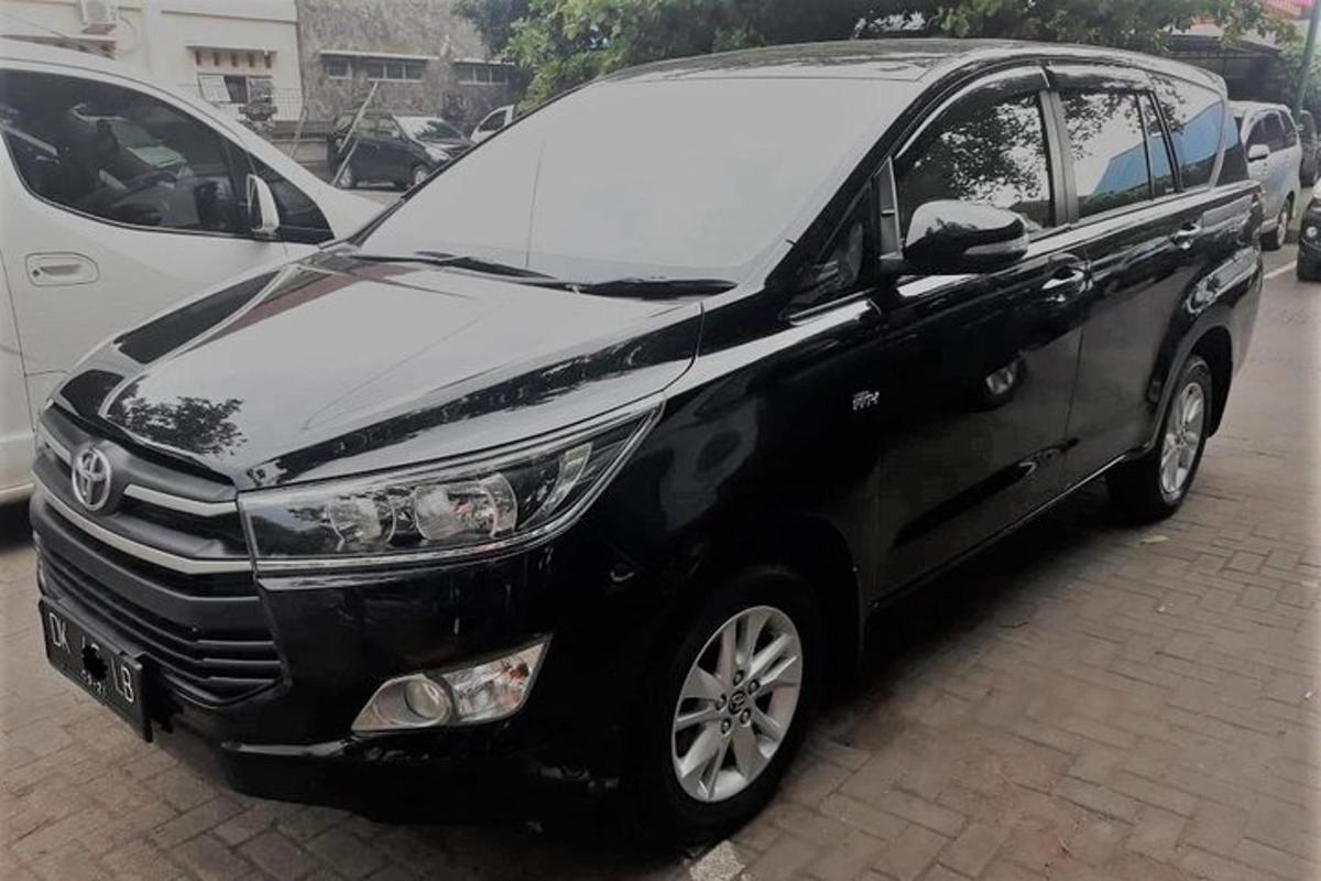 Un coche blanco y negro estacionado en un estacionamiento