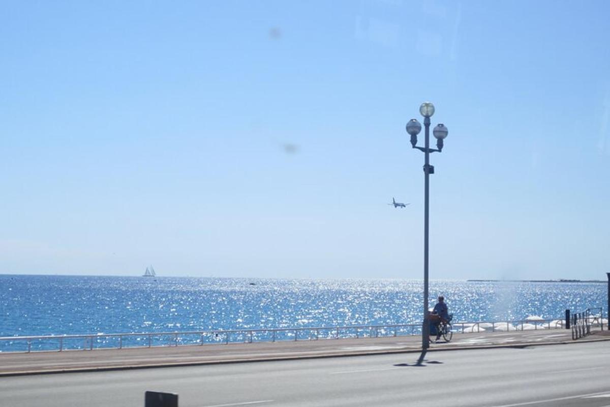 ένα φως του δρόμου σε ένα πεζοδρόμιο δίπλα στον ωκεανό