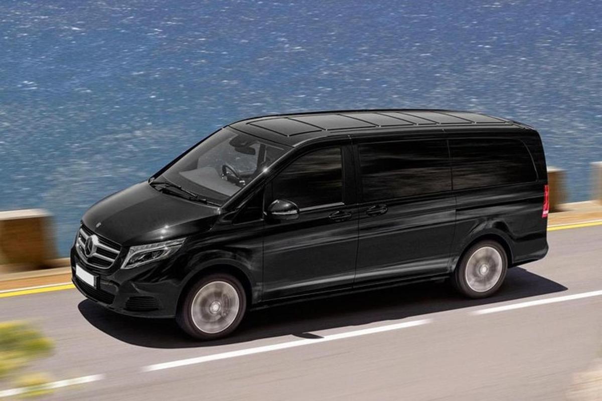sebuah van hitam memandu di jalan raya