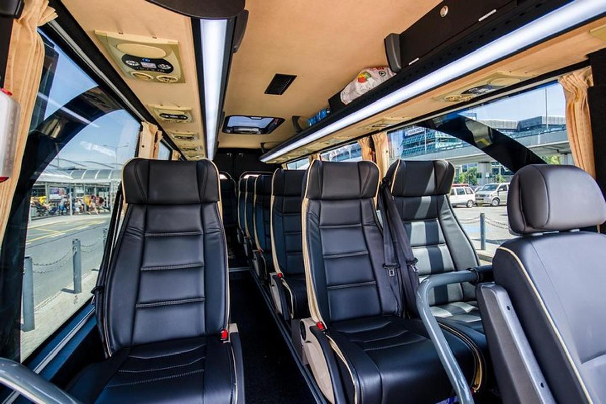 vista interior d'un autobús amb seients buits
