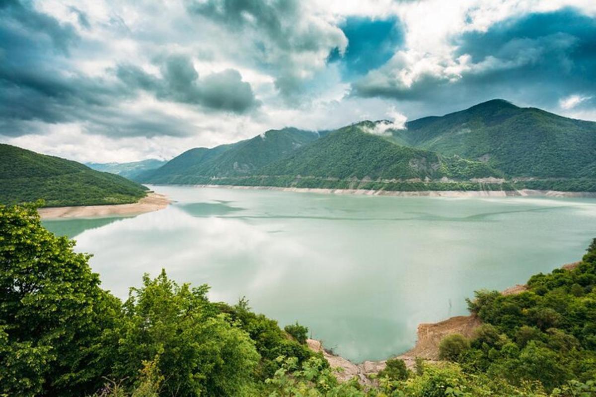 一大片水域和群山的景色