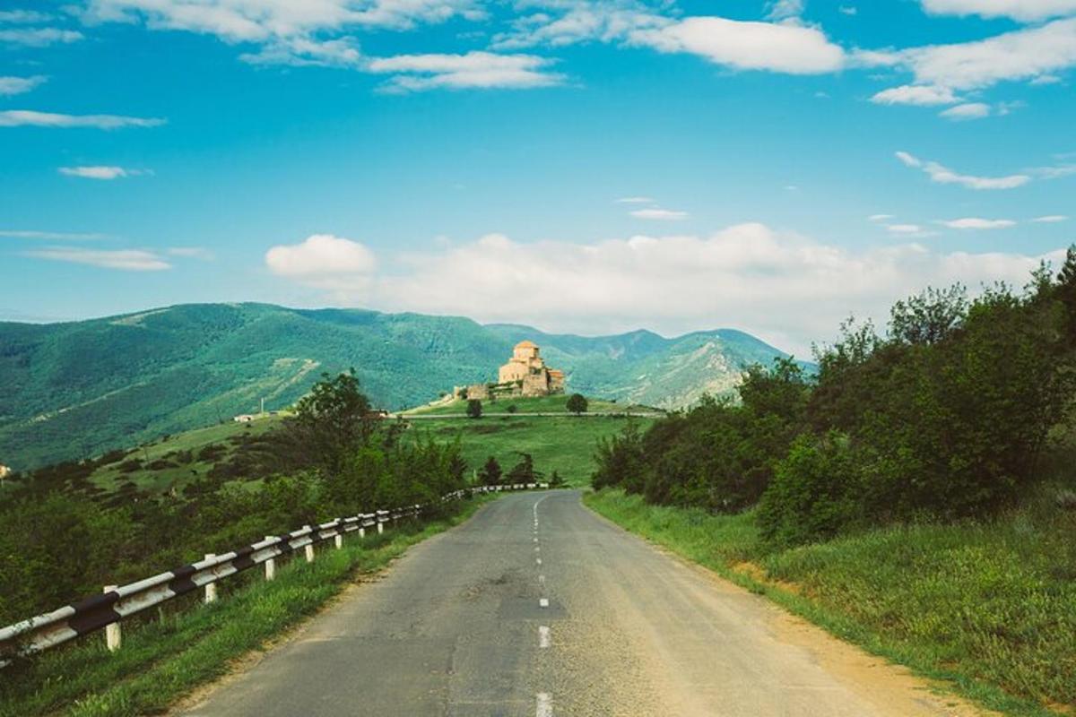 una carretera buida amb un castell a la distància