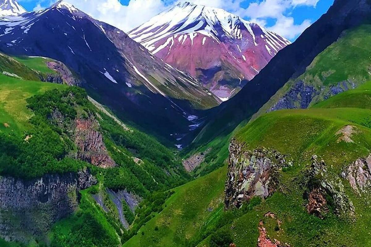 白雪皑皑的山脉景观