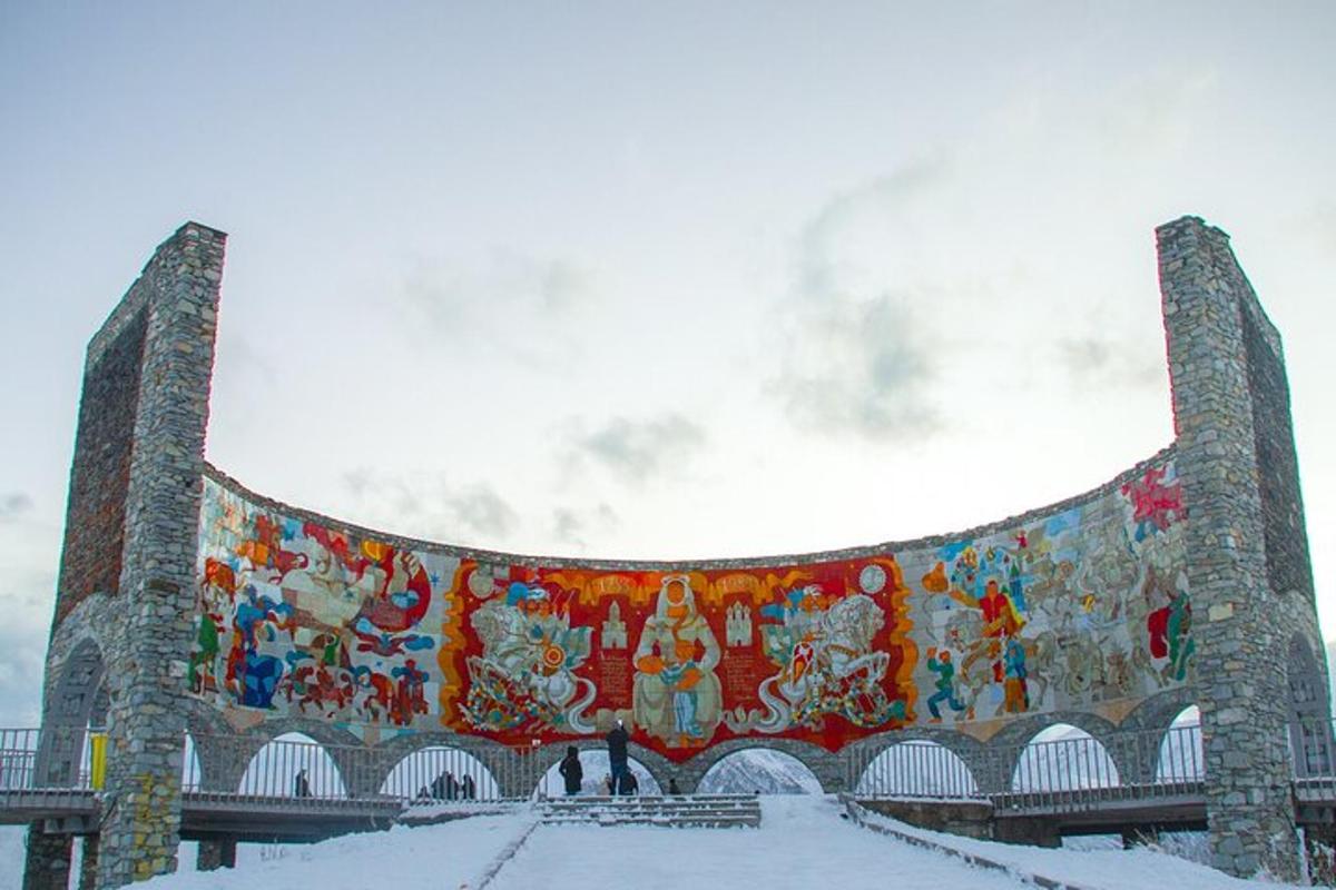 egy nagy falfestmény egy épület oldalán