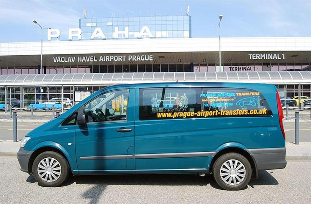 ένα μπλε βαν παρκαρισμένο μπροστά από ένα πάρκινγκ
