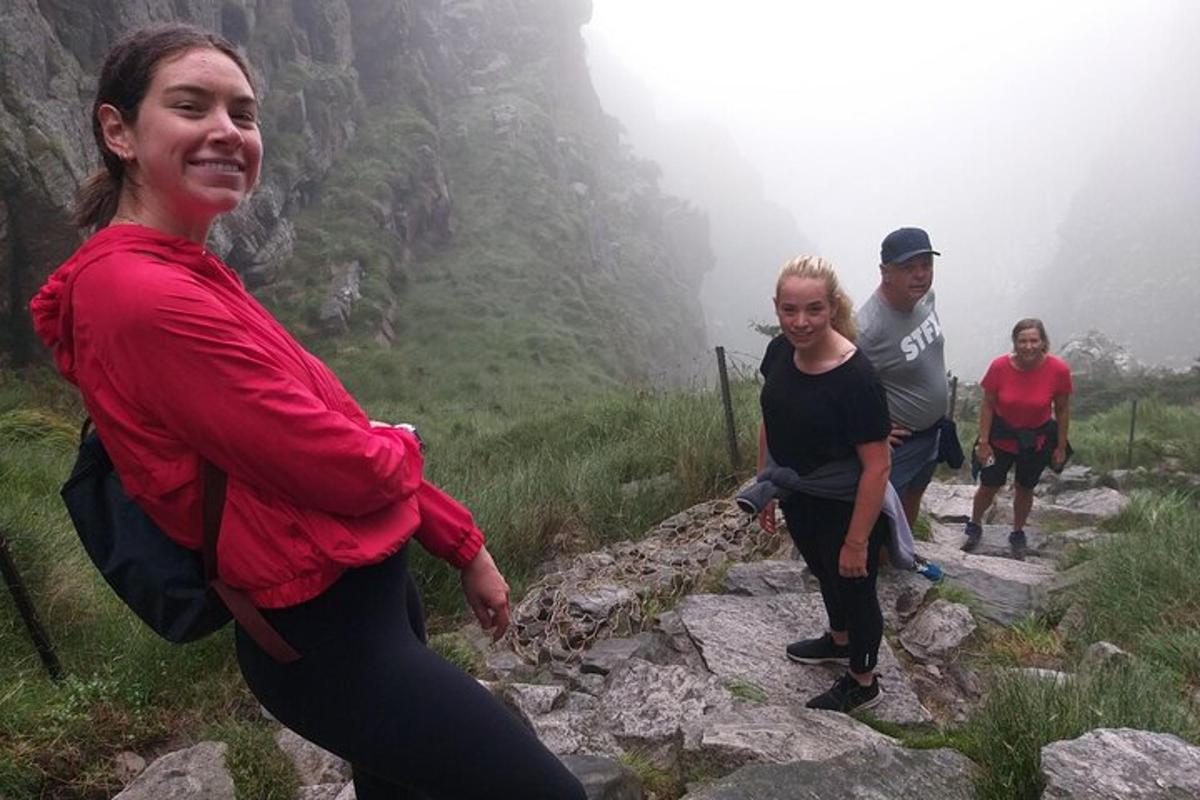 skupina lidí jdoucích na horu