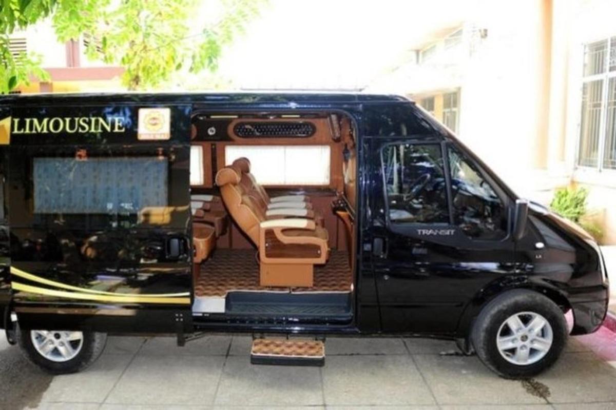 kapısı açık, kanepeli siyah bir minibüs