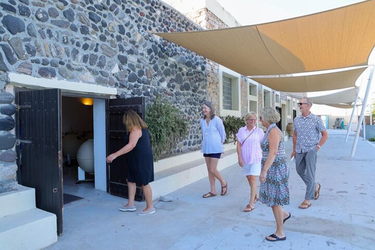hópur fólks sem stendur fyrir utan byggingu