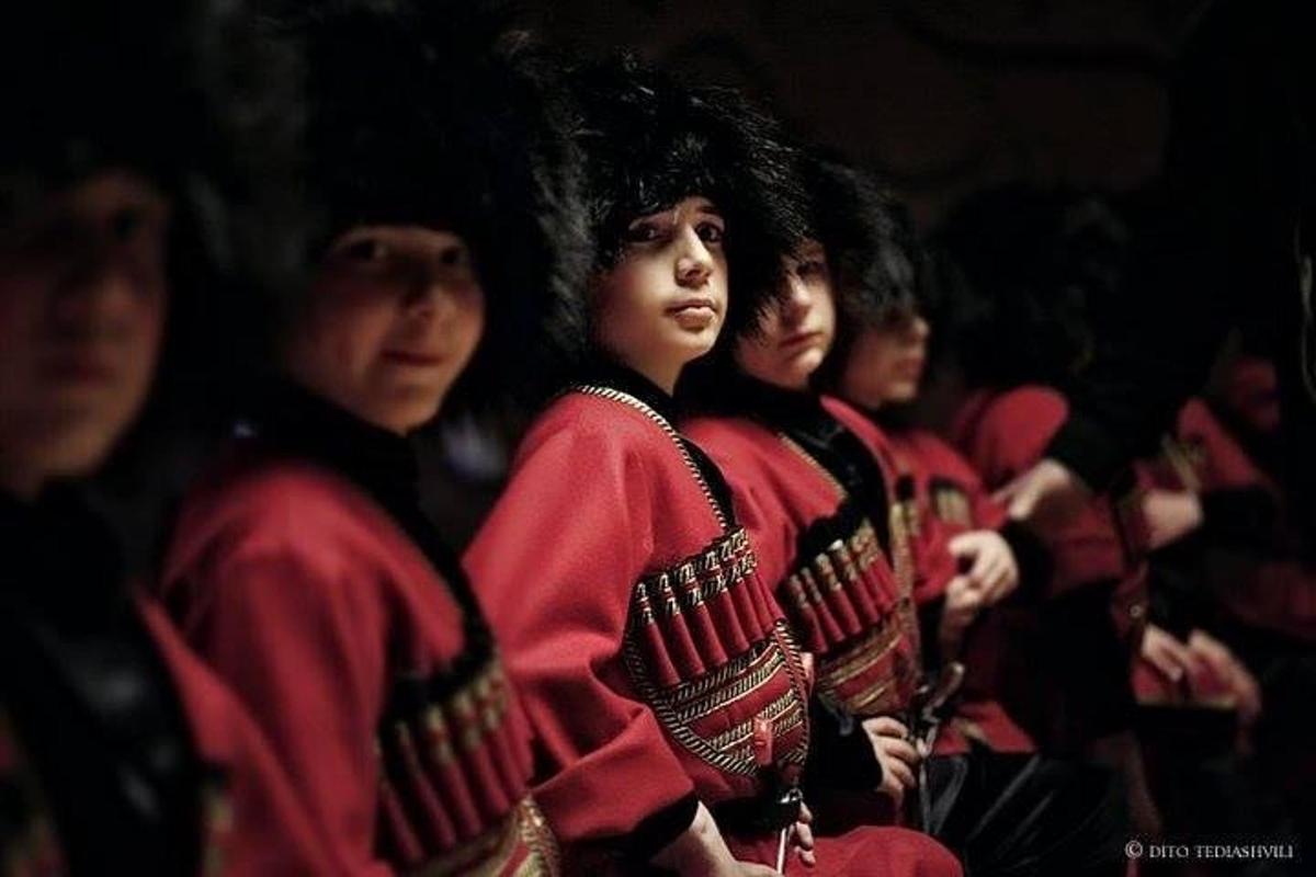 un gruppo di persone vestite con uniformi rosse sedute