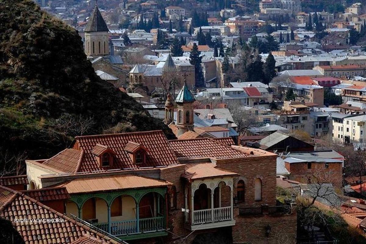 μια θέα μιας πόλης από έναν λόφο