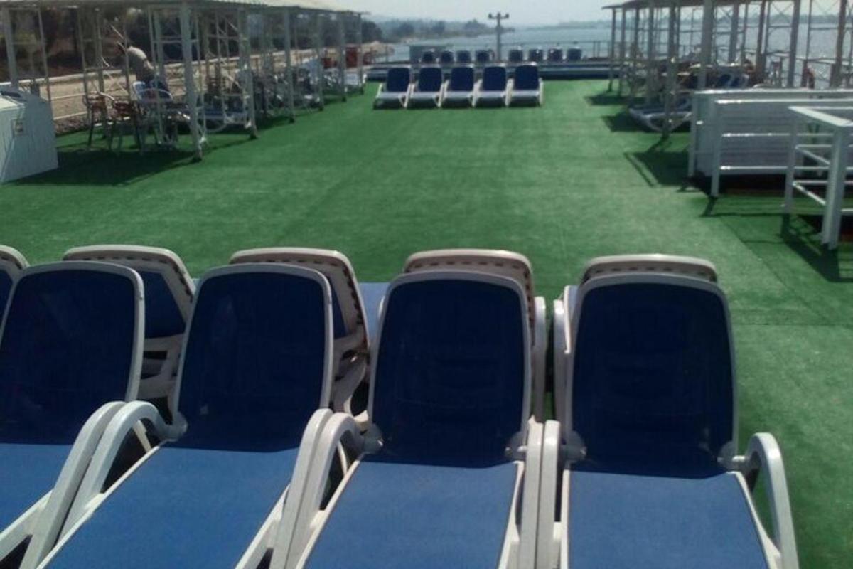 una fila di sedie vuote su un campo d'erba