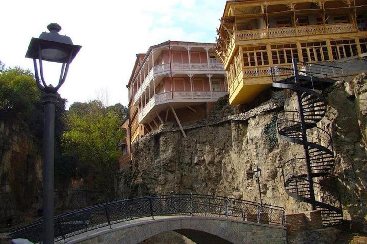 un edificio sul fianco di una montagna con un ponte