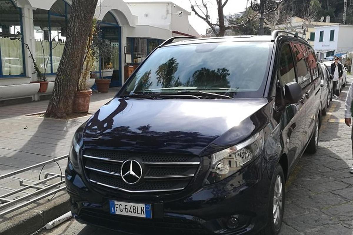 črn avto parkiran ob robu ulice