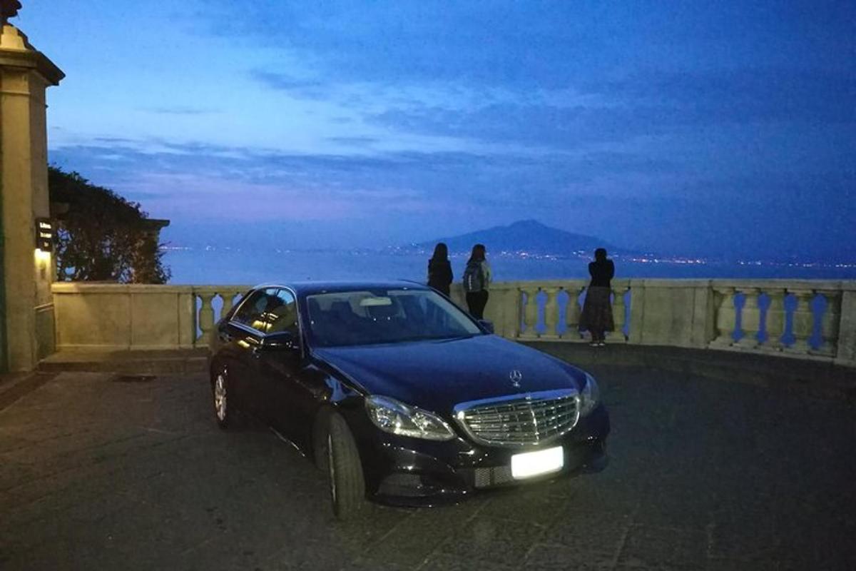 gece vakti sokakta park edilmiş siyah bir araba