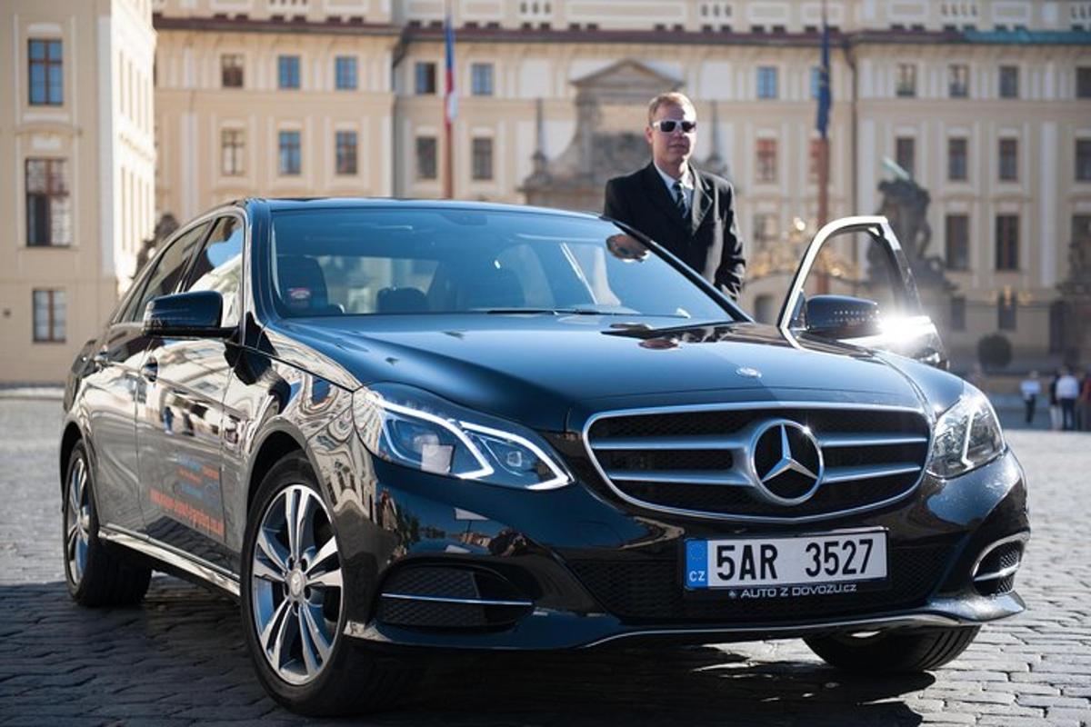 un bărbat care stă lângă o mașină Mercedes-Benz