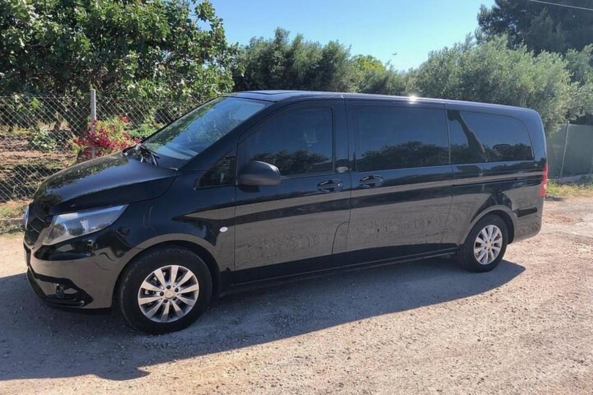 Una camioneta negra y gris estacionada en un camino de tierra