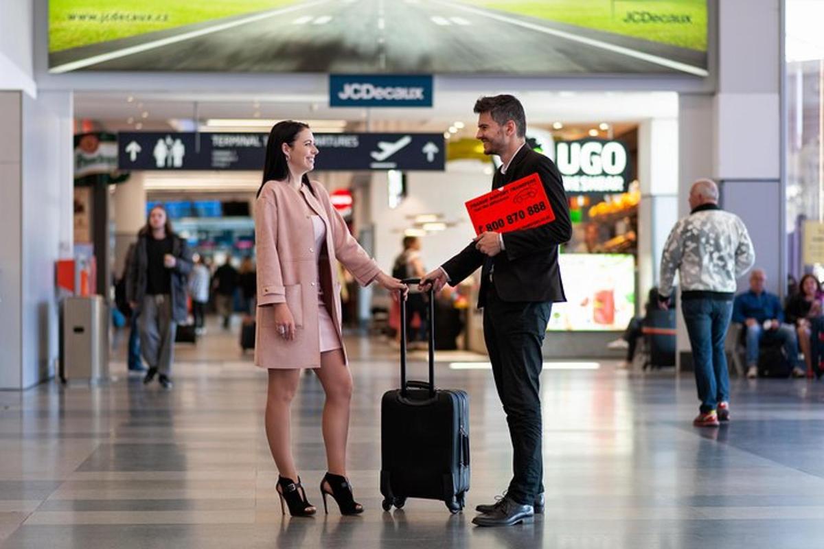 muž a žena držiaci transparent na letisku