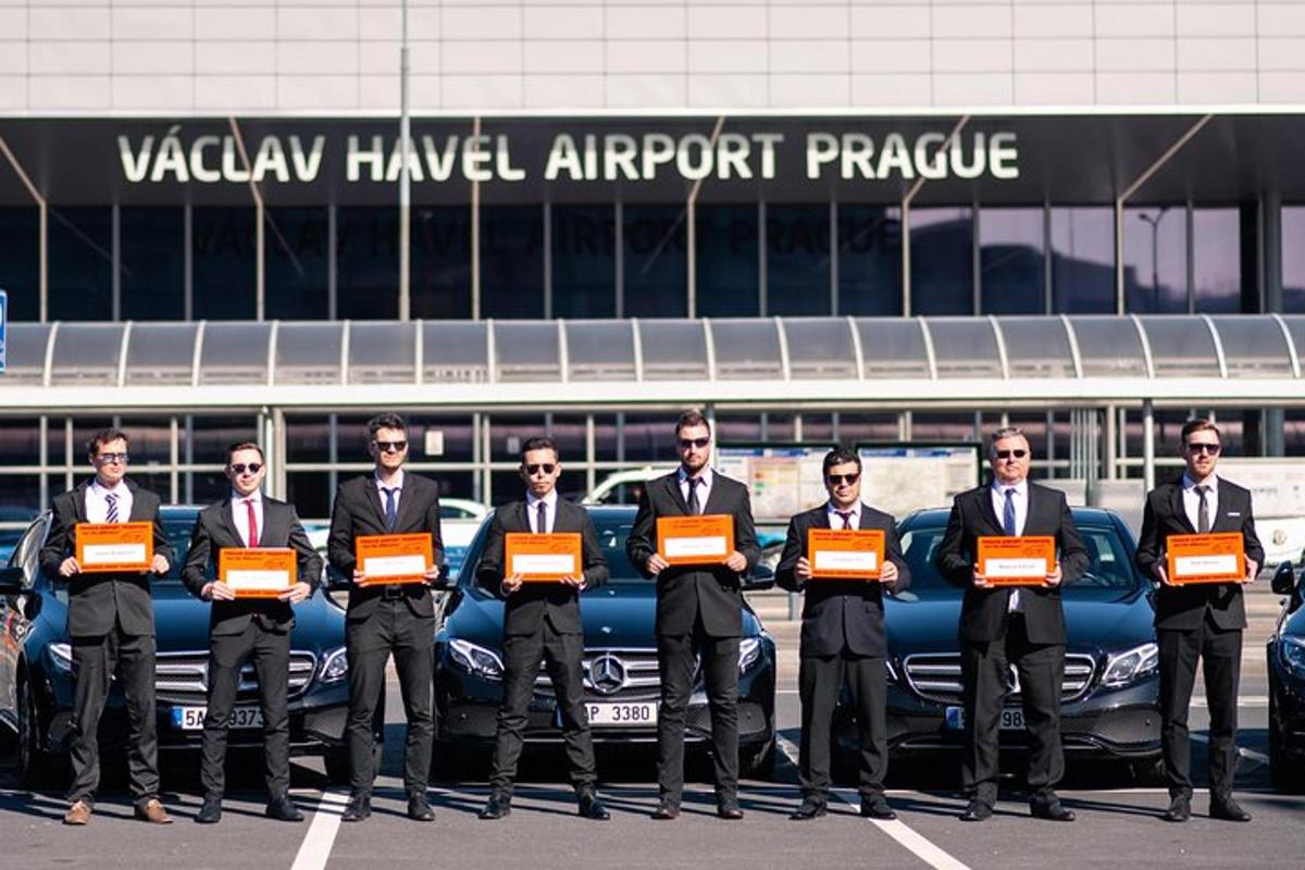 skupina mužov stojacich pred autom