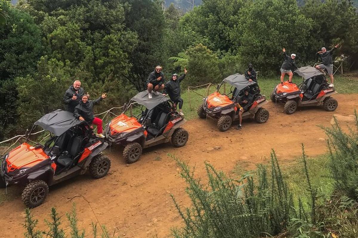 未舗装道路を走るATVに乗った人々のグループ