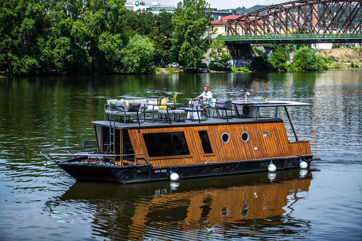 Un barco en un río con un puente al fondo