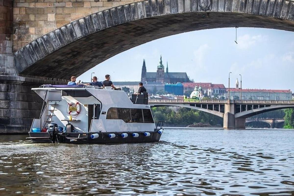 un barco en el agua debajo de un puente